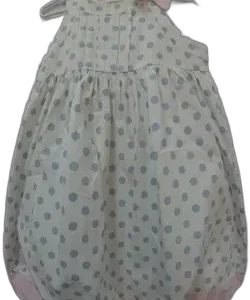 Vestido para niña estampado y sin mangas (frente).
